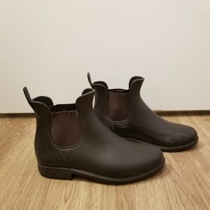 Brown Chelsea rainboots